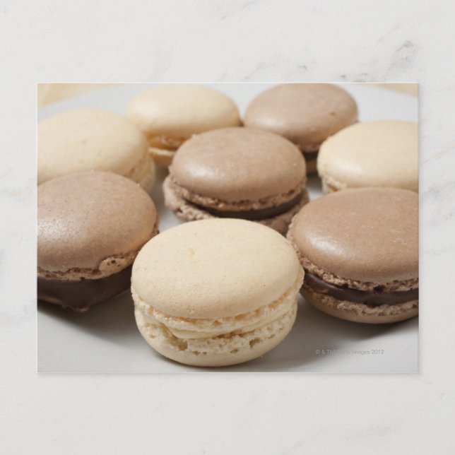 Ein Teller Schokolade und Vanilla Macarons, die Postkarte (Vorderseite)
