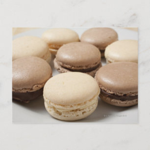 Ein Teller Schokolade und Vanilla Macarons, die Postkarte