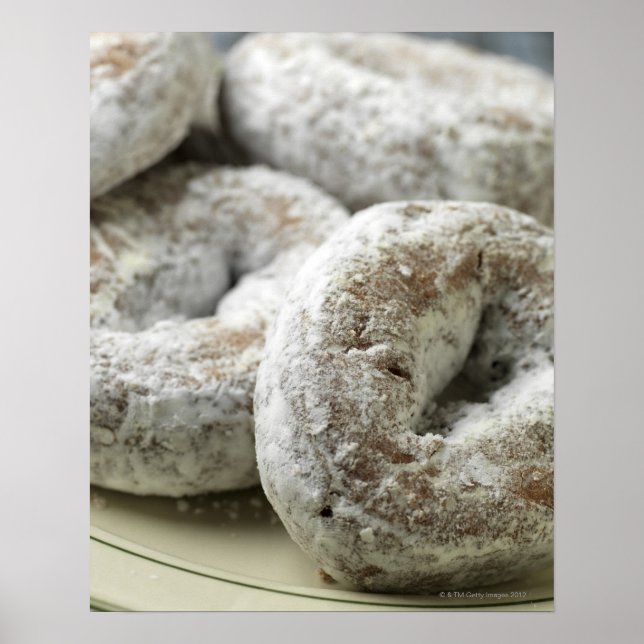 Ein Teller Zucker-Donuts Poster (Vorne)