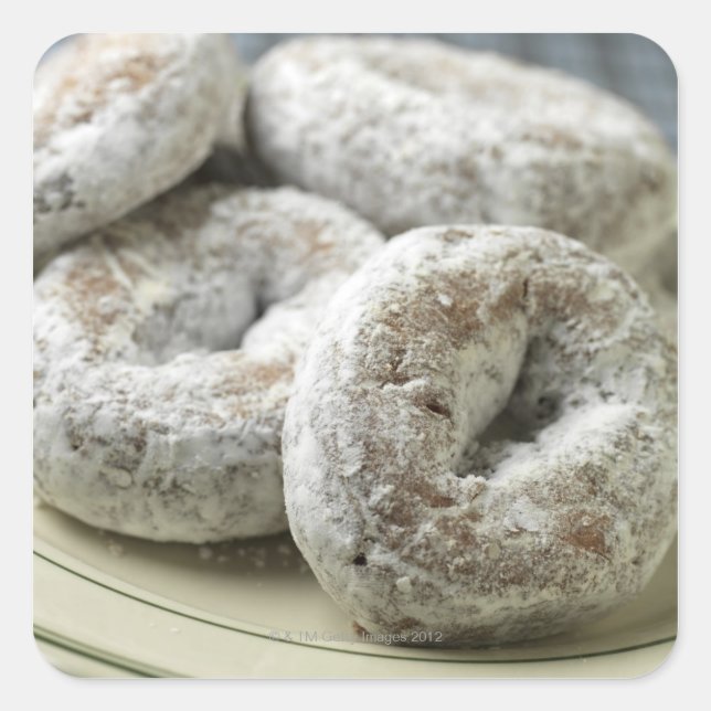 Ein Teller Zucker-Donuts Quadratischer Aufkleber (Vorderseite)