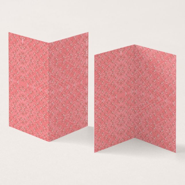 Ein Teppich mit roten und rosa Motiven ist mit ein (Innenseite und Außenseite)