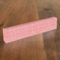 Ein Teppich mit roten und rosa Motiven ist mit ein