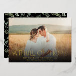 Ein Thrill Hope Pregnancy Announcement Foto Folien Feiertagskarte<br><div class="desc">Mit diesen schönen,  vollen Foto-Urlaubskarten verkünden Sie Ihre Schwangerschaft stilvoll! Sie zeichnen sich durch moderne,  elegante Typografie aus,  "A Thrill of Hope" in realer Folie. Die Rückseite enthält ein Weihnachtsmuster von Kiefernbällen auf einem benutzerdefinierten Hintergrund (schwarz dargestellt).</div>