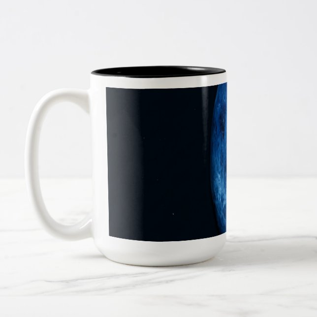 Ein tiefblauer Planet Zweifarbige Tasse (Links)