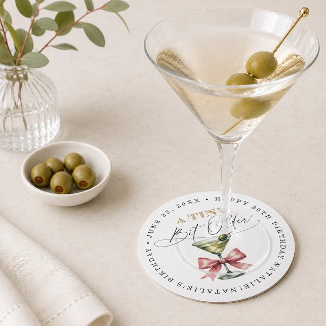 Ein Tini Bit Older Martini Pink Bow Geburtstag Runder Pappuntersetzer (A Tini Bit Older Martini Pink Bow Birthday Round Paper Coaster)