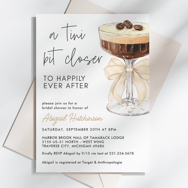 Ein Tini etwas Naher Bow Espresso Martini Bridal Einladung (A Tini Bit Closer Bow Espresso Martini Bridal Invitation)