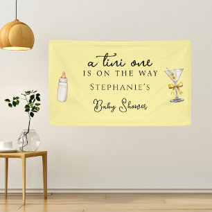 Ein Tini-One auf dem Weg gelbe Martini-Babydusche Banner