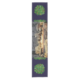 Ein Tranquil brennender Weihnachten-Klotz mit Kurzer Tischläufer