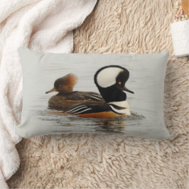 Ein Treffen der gehobenen Merganser Enten am Teich Lendenkissen