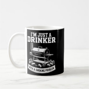 Ein Trinker mit einem Rauchproblem, der BBQ-Dädas Kaffeetasse