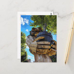 Ein Troll, der einen Baum hochhält, um die Natur z Postkarte