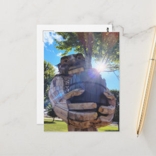Ein Troll hält einen Baum hoch Postkarte