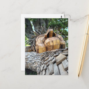 Ein Troll schläft unter einem Baum und schützt die Postkarte