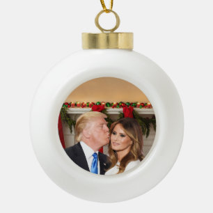 Ein Trump-Weihnachten: Donald und Melania Keramik Kugel-Ornament