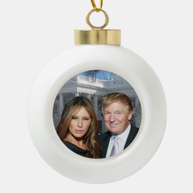 Ein Trump-Weihnachten: Donald und Melania Keramik Kugel-Ornament (Vorderseite)