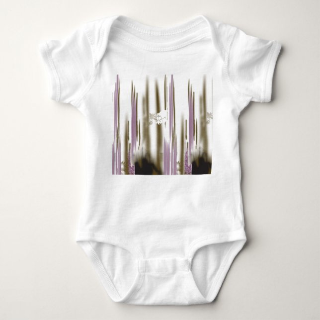 Ein unberührter See inmitten schneebedeckter Berge Baby Strampler (Vorderseite)