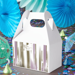 Ein unberührter See inmitten schneebedeckter Berge Geschenkschachtel