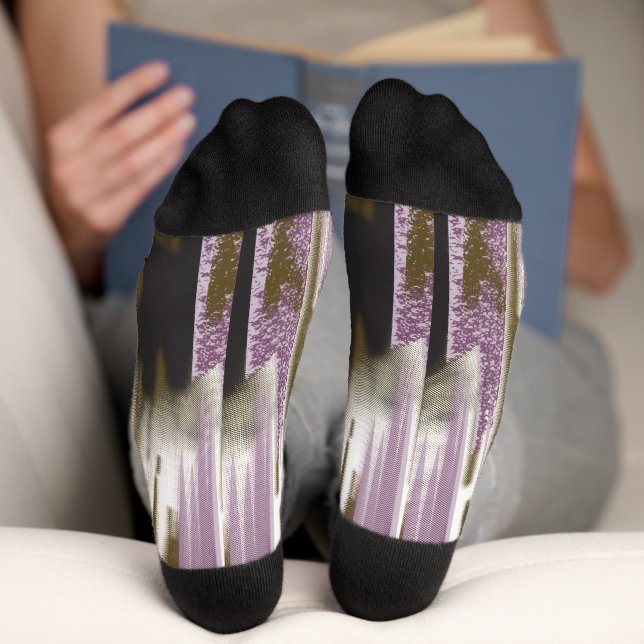 Ein unberührter See inmitten schneebedeckter Berge Socken (Unterseite)