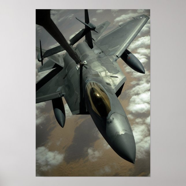 Ein US Air Force F-22 Raptor wird von einem KC- Poster (Vorne)