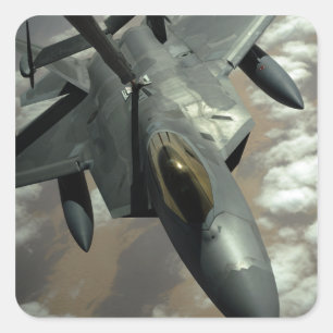 Ein US Air Force F-22 Raptor wird von einem KC- Quadratischer Aufkleber