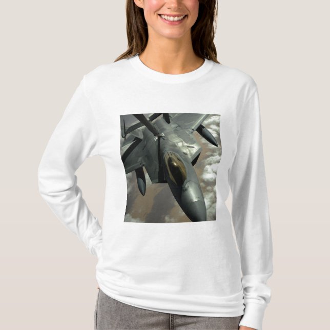 Ein US Air Force F-22 Raptor wird von einem KC- T-Shirt (Vorderseite)