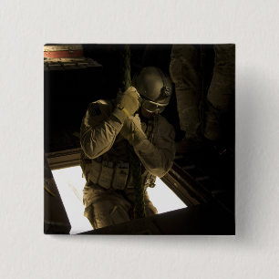 Ein US-Luftwaffe pararescueman fängt seinen Abfal Button