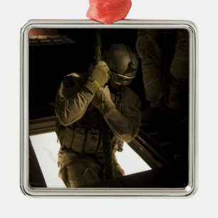 Ein US-Luftwaffe pararescueman fängt seinen Abfal Ornament Aus Metall