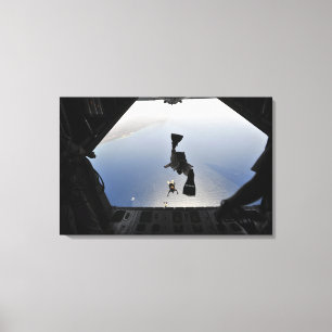Ein US-Luftwaffe pararescueman Herausspringen Leinwanddruck