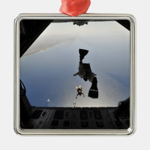 Ein US-Luftwaffe pararescueman Herausspringen Silbernes Ornament