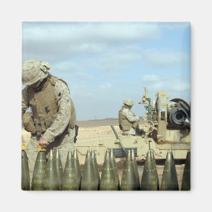 Ein US-Marinesoldat bereitet Haubitzerunden vor, Magnet