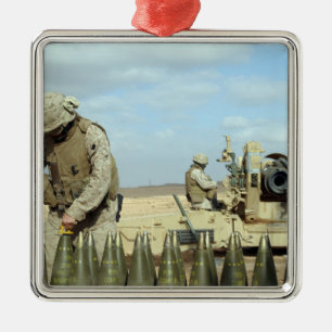 Ein US-Marinesoldat bereitet Haubitzerunden vor, Silbernes Ornament