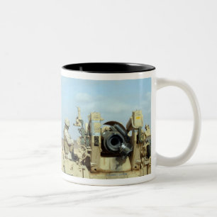 Ein US-Marinesoldat bereitet Haubitzerunden vor, Zweifarbige Tasse