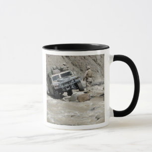Ein US-Marinesoldat, der den Fahrer von einem Tasse