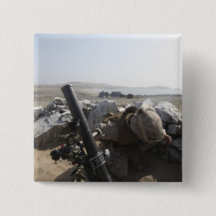 Ein US-Marinesoldat feuert einen Mörser in den Button