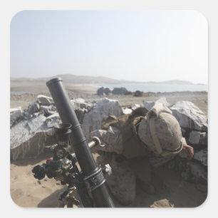 Ein US-Marinesoldat feuert einen Mörser in den Quadratischer Aufkleber