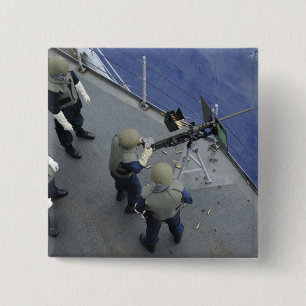 Ein US-Seeleute feuert einen 50-Kaliber M2HB Button