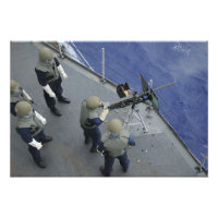 Ein US-Seeleute feuert einen 50-Kaliber M2HB
