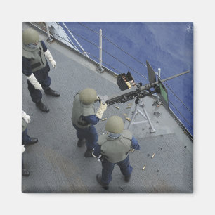 Ein US-Seemann feuert ein 50 Kaliber M2HB ab Magnet