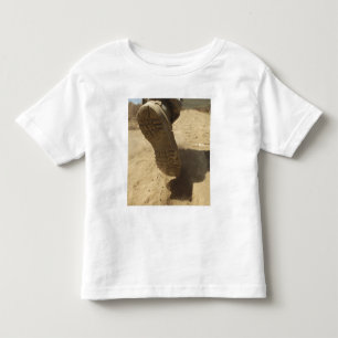 Ein US-Soldat geht entlang einen Schmutzweg Kleinkind T-shirt