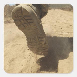 Ein US-Soldat geht entlang einen Schmutzweg Quadratischer Aufkleber