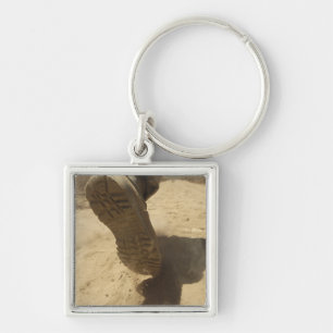 Ein US-Soldat geht entlang einen Schmutzweg Schlüsselanhänger