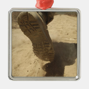 Ein US-Soldat geht entlang einen Schmutzweg Silbernes Ornament