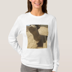 Ein US-Soldat geht entlang einen Schmutzweg T-Shirt