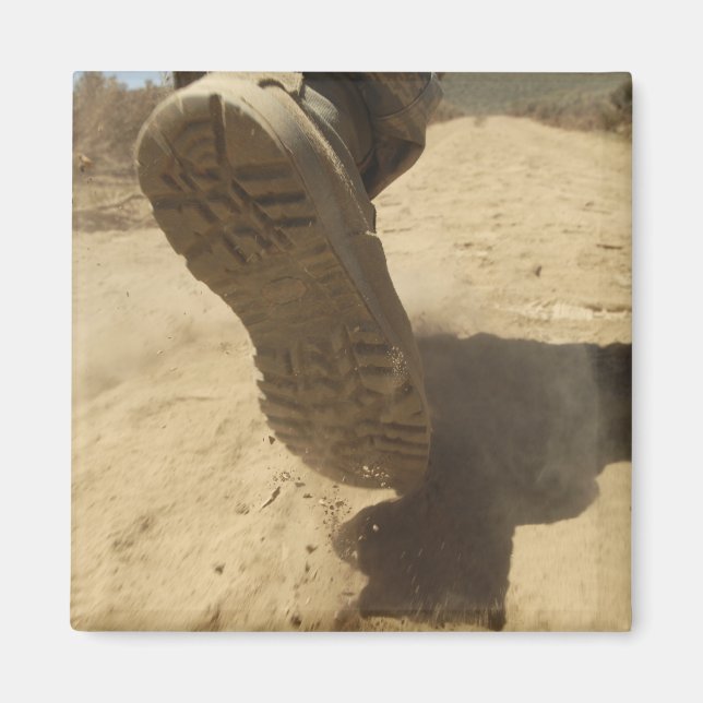 Ein US-Soldat läuft auf einem schmutzigen Pfad Magnet (Vorne)