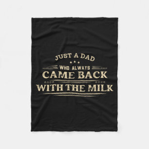 Ein Vater, der mit der Milch zum Vatertag zurückge Fleecedecke