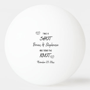 Ein Verlobtes Paar, das den Knoten nach Maß bindet Tischtennisball