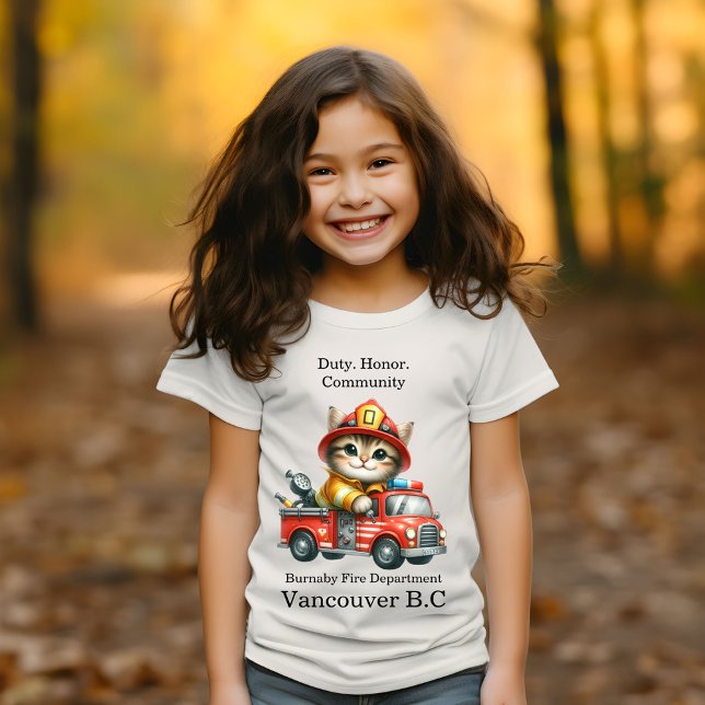 Ein verspielter Kätzchen-Feuerwehrmann auf einem h T-Shirt (Von Creator hochgeladen)