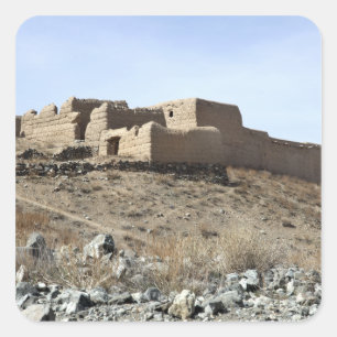 Ein verstärktes Mittel im Dorf von Akbar KH Quadratischer Aufkleber