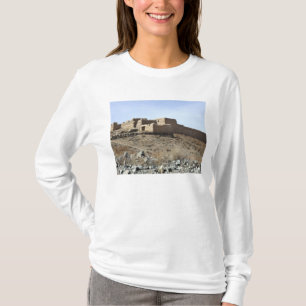 Ein verstärktes Mittel im Dorf von Akbar KH T-Shirt