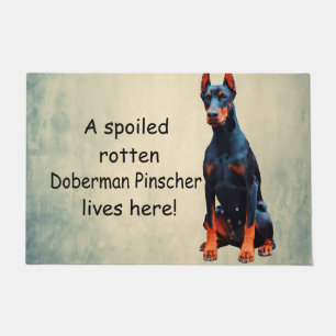 Ein verwöhnter Rotten Doberman Pinscher lebt hier Fußmatte